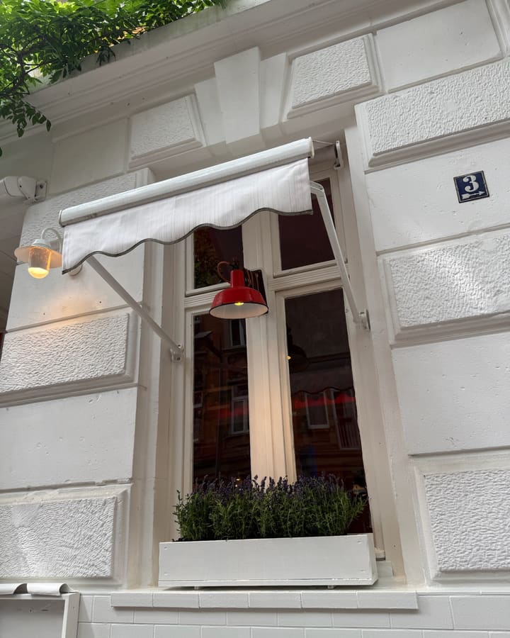 Fenster mit Markise und Hausnummer 3