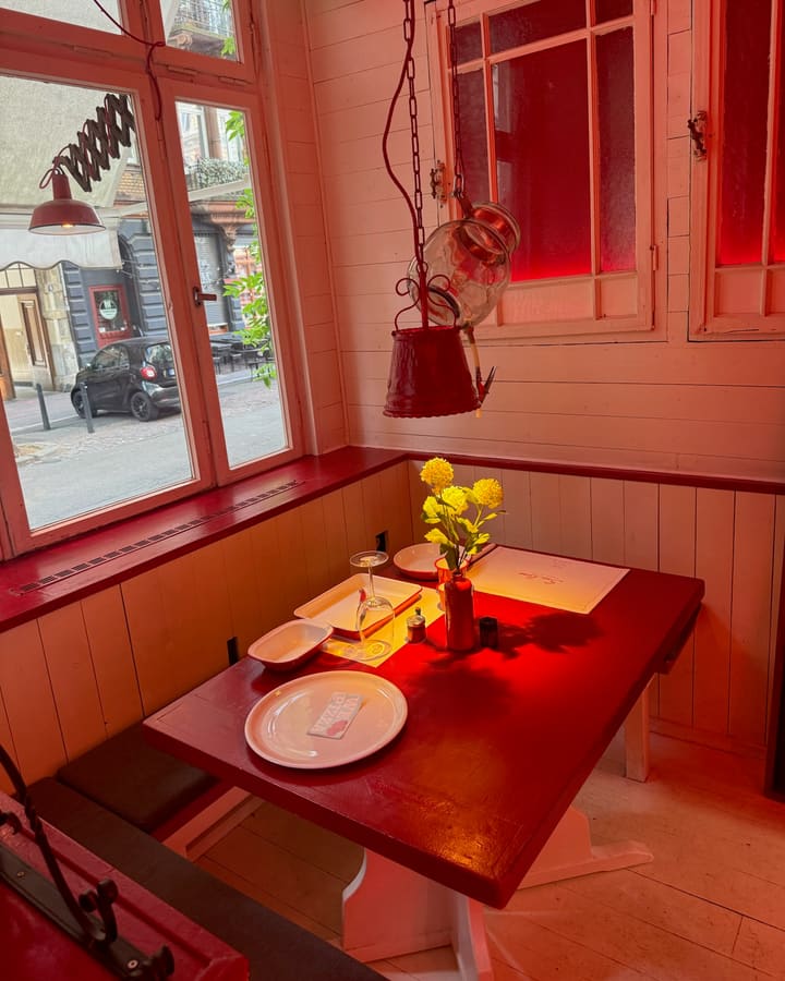 Fenstertisch mit Blumen und Hängelampe