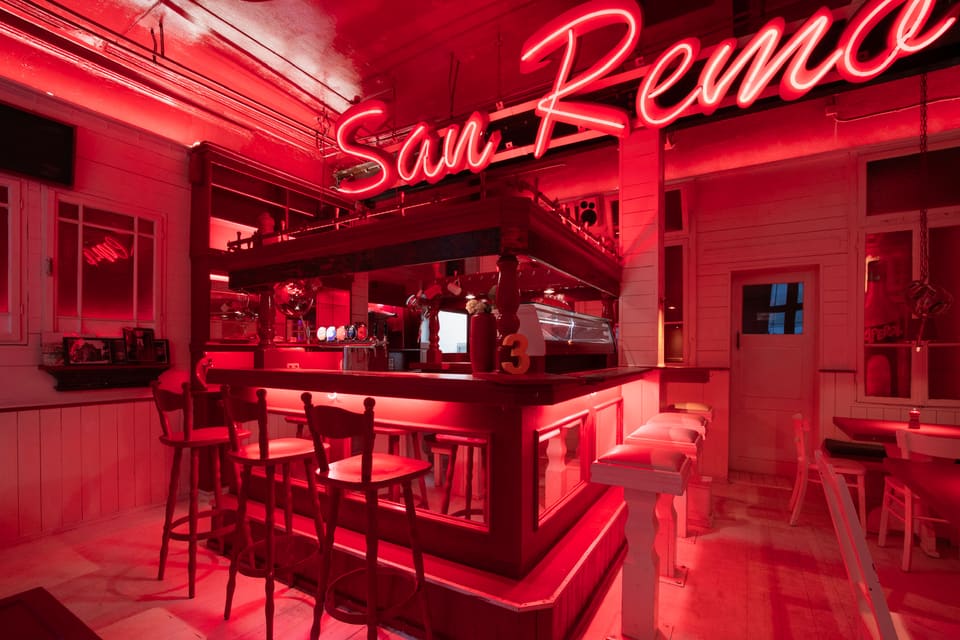 Bar unter dem Neonschriftzug