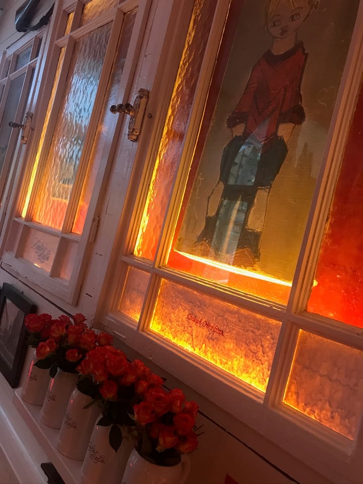 Bemaltes Fenster mit Blumen