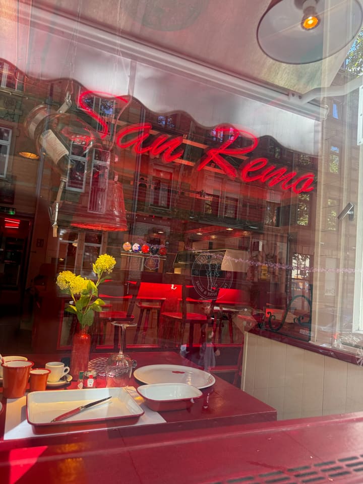 Spiegelung des Neonschriftzugs im Fenster