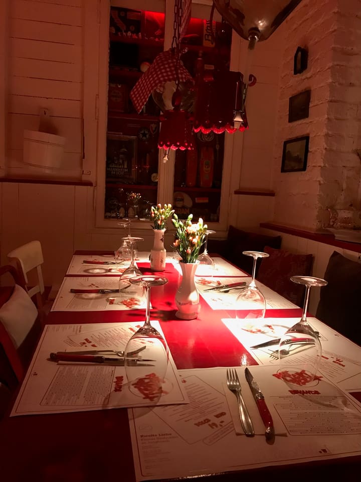 Lange gedeckte Tafel