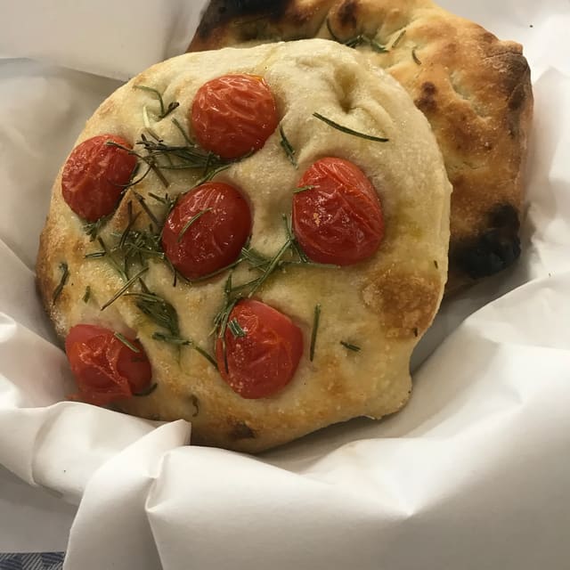 Focaccia mit Kirschtomaten