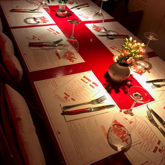 Gedeckter Tisch mit Blumen