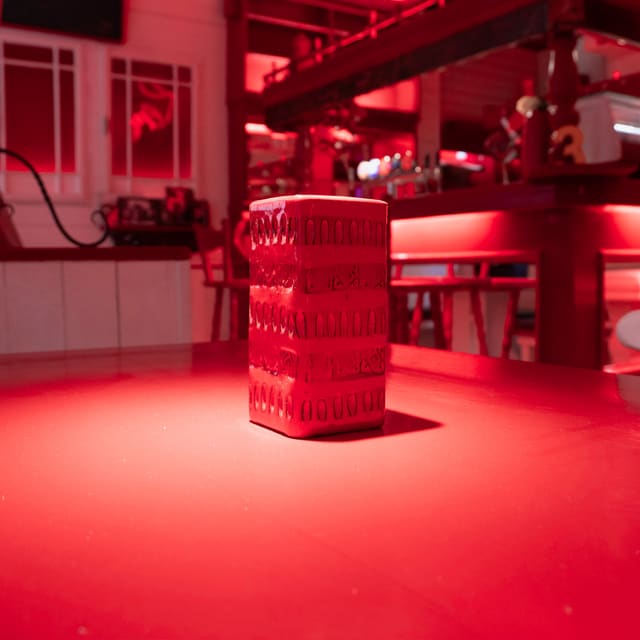 Roter Tisch in rotem Licht