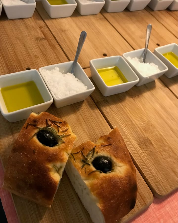 Focaccia mit Olivenöl und Meersalz auf einem Holzbrett
