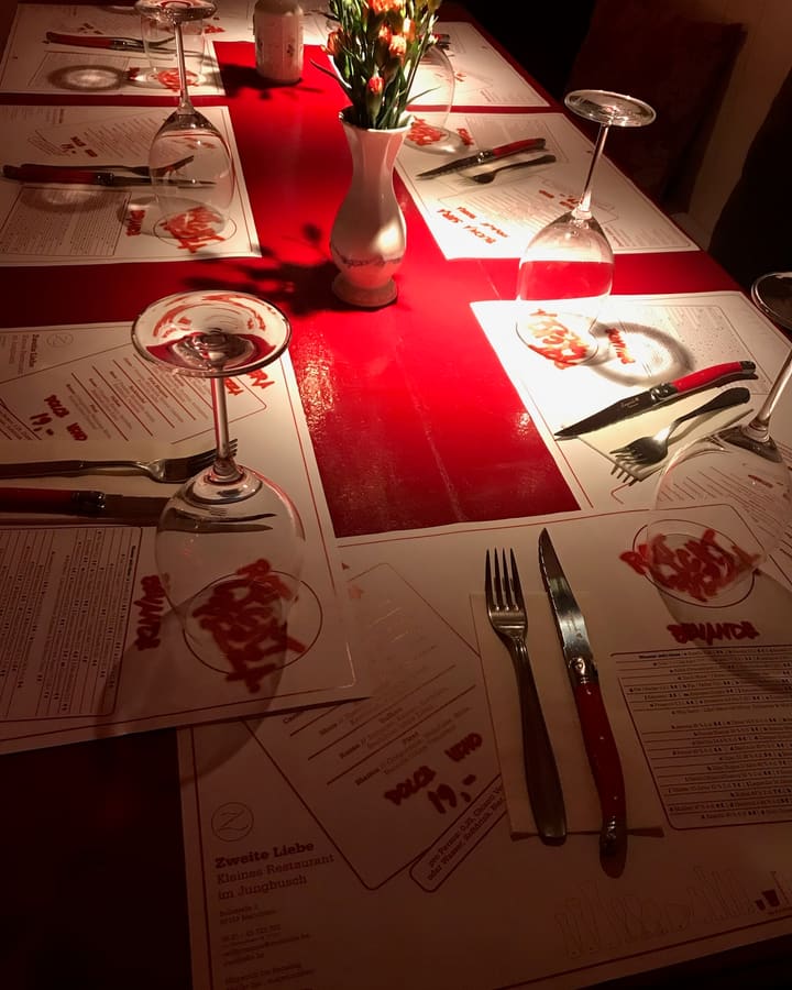 Gedeckter Tisch mit Weinglas und Blumen