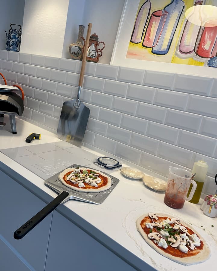 Frisch belegte Pizzen in der Küche